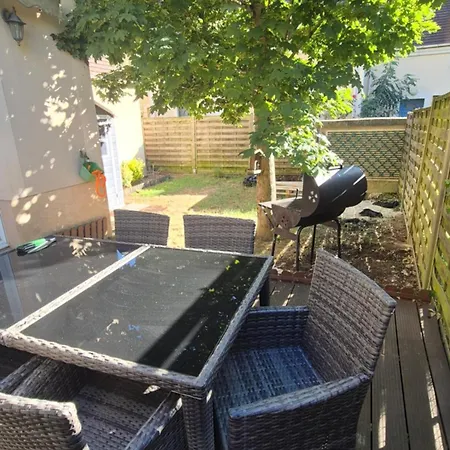 Hébergement de vacances Maison Chaleureuse Avec Extérieur Calme Lieusaint (Seine-et-Marne)